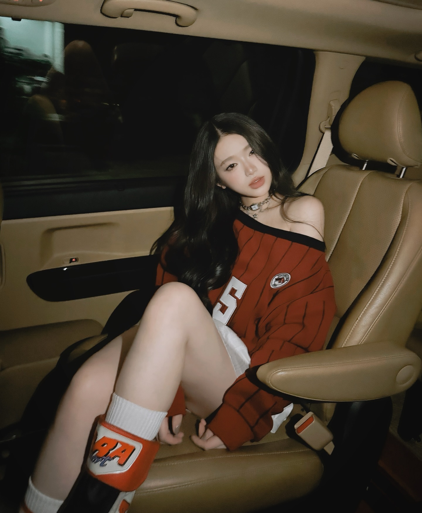 Đôi chân vô lý của Linh Ka- Ảnh 1.