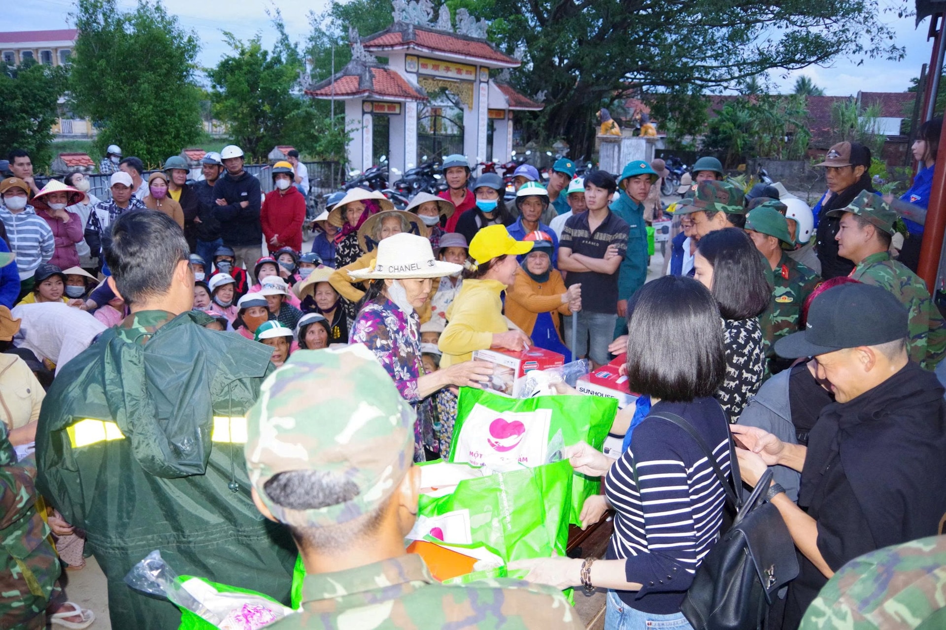 "Chuyện rất lạ" trong hỗ trợ đồng bào miền Trung: Khi những người tử tế gặp nhau đúng lúc- Ảnh 6.