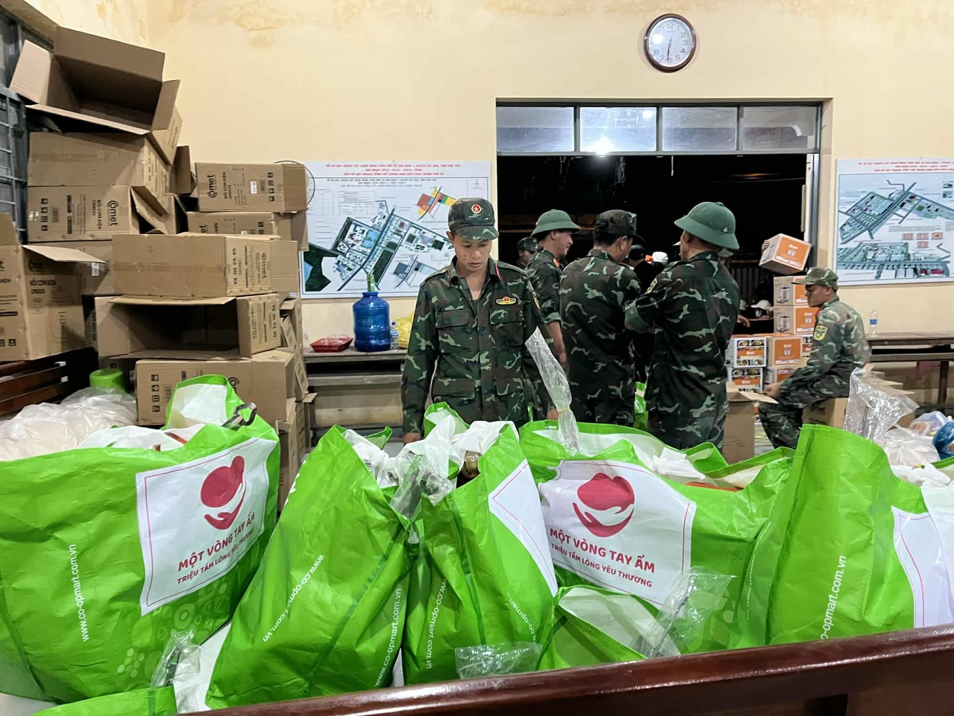 "Chuyện rất lạ" trong hỗ trợ đồng bào miền Trung: Khi những người tử tế gặp nhau đúng lúc- Ảnh 9.