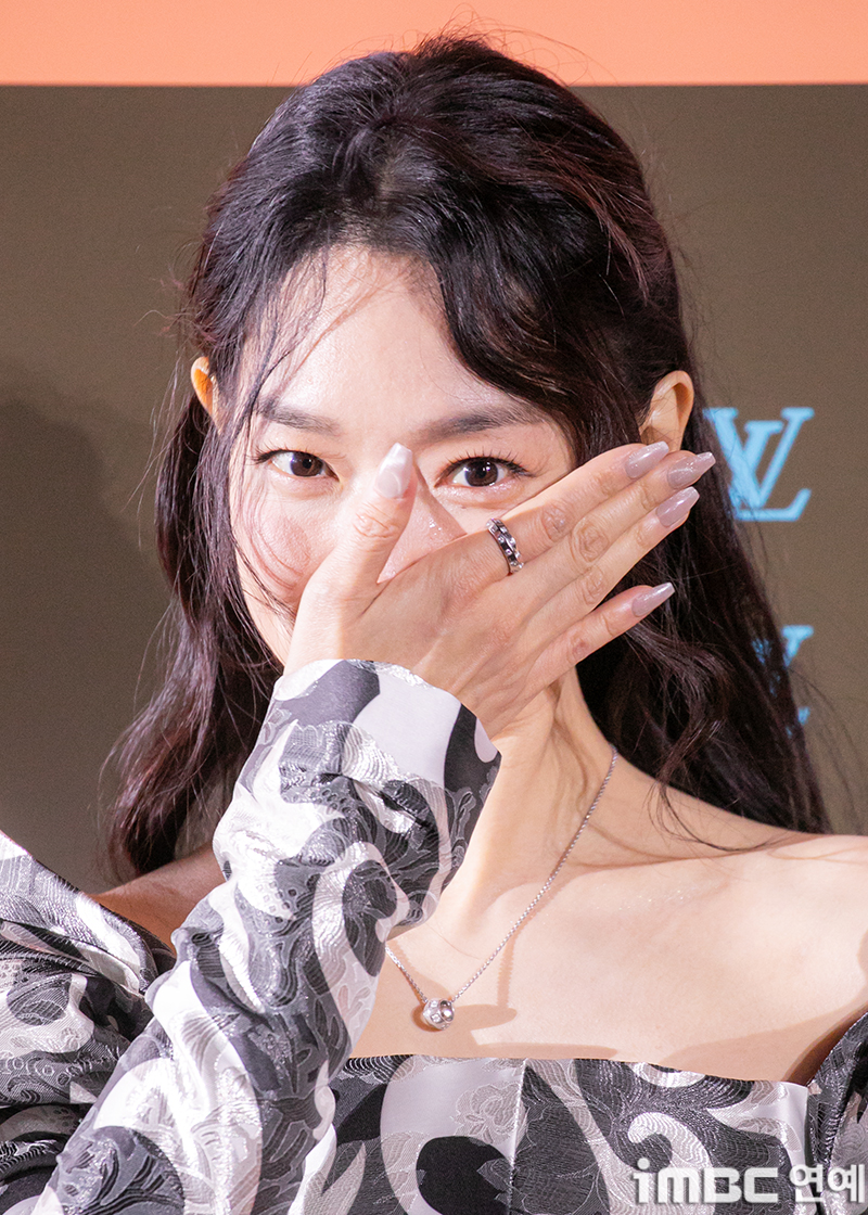 Shin Min Ah khóc giữa sự kiện, đám cưới với Kim Woo Bin có biến?- Ảnh 3.