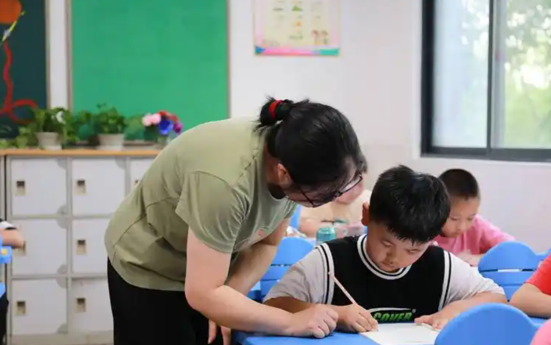 Thấy lớp học quá tốt, thầy giáo lén gọi 1 nam sinh ra hỏi chuyện, điều em tiết lộ khiến thầy chết lặng!- Ảnh 1.