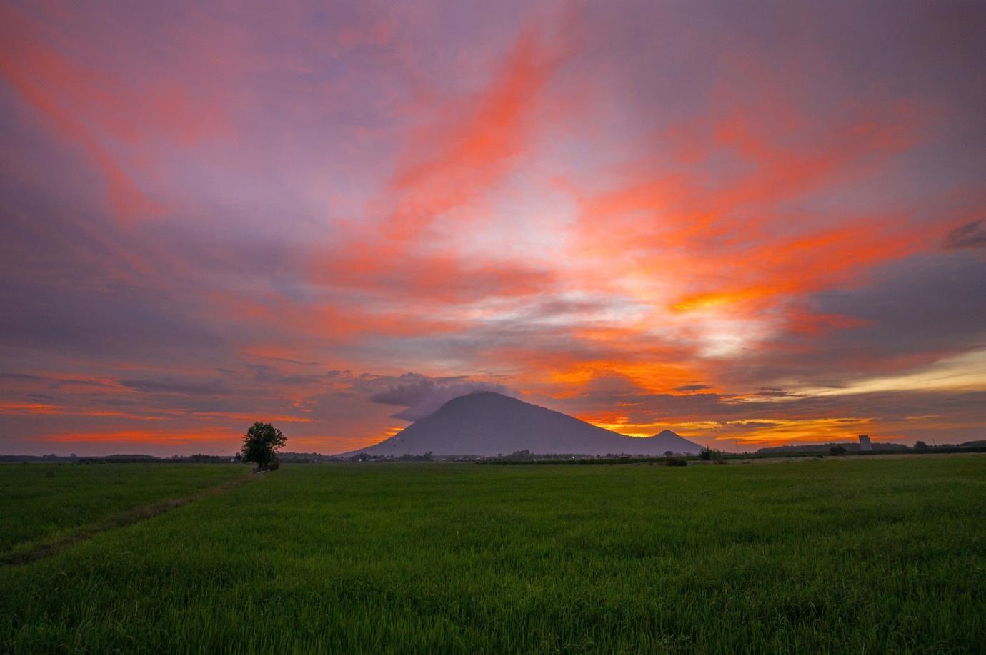 Sốt rần rần khoảnh khắc hoàng hôn đẹp siêu thực tại núi Bà Đen, Tây Ninh- Ảnh 5. Sốt rần rần khoảnh khắc hoàng hôn đẹp siêu thực tại núi Bà Đen, Tây Ninh- Ảnh 5.