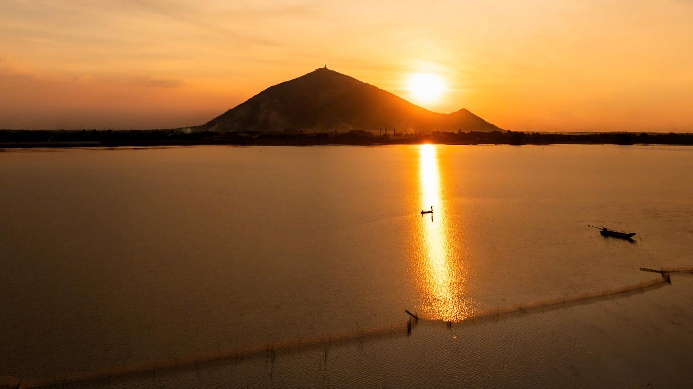 Sốt rần rần khoảnh khắc hoàng hôn đẹp siêu thực tại núi Bà Đen, Tây Ninh- Ảnh 7. Sốt rần rần khoảnh khắc hoàng hôn đẹp siêu thực tại núi Bà Đen, Tây Ninh- Ảnh 7.