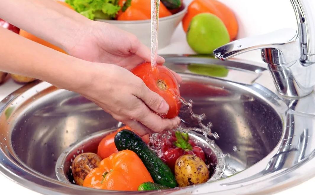 3 cách hiệu quả nhất để rửa sạch thuốc trừ sâu khỏi rau quả- Ảnh 1.