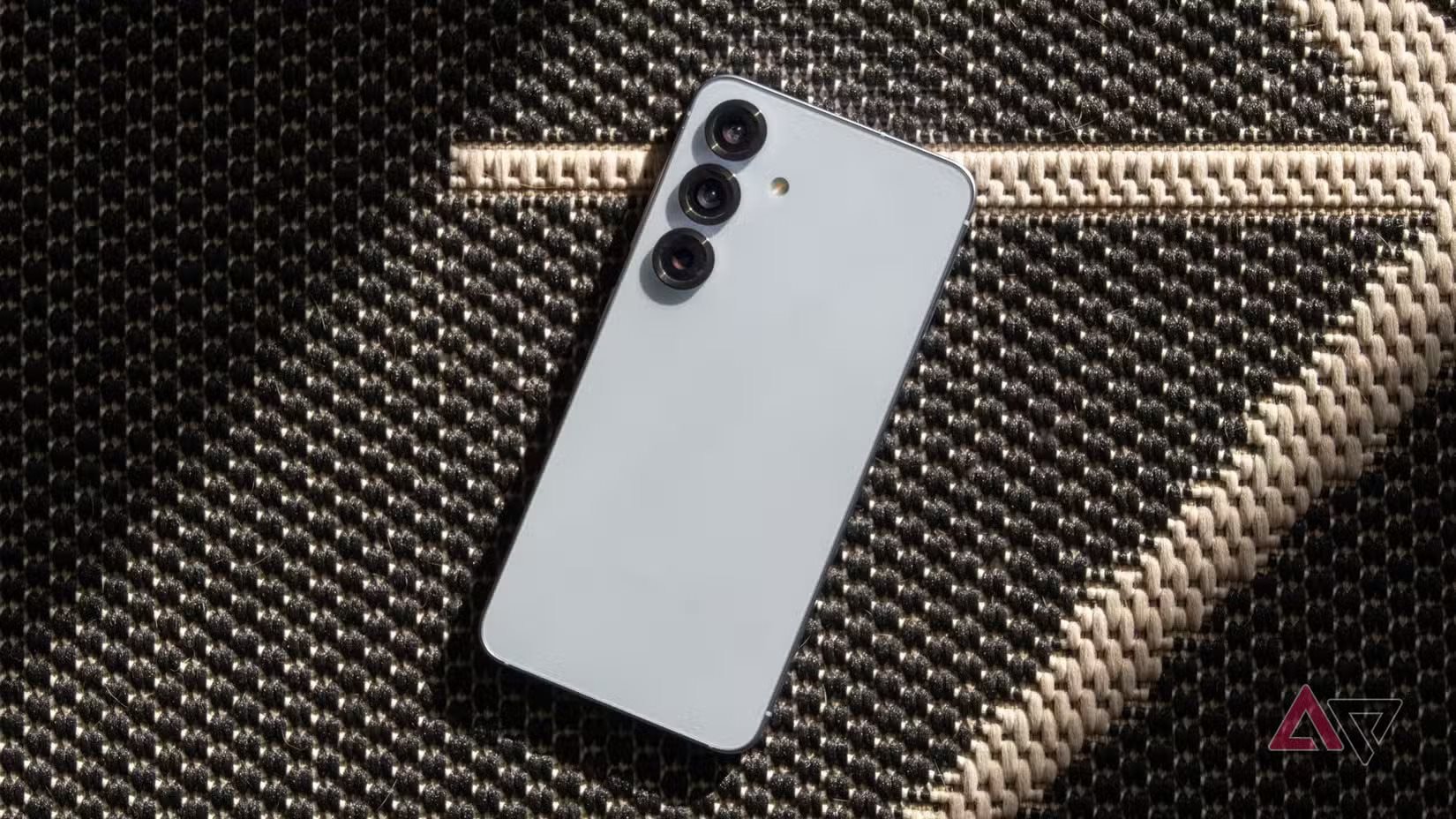 Cây bút công nghệ: "Thử dùng mẫu điện thoại bị chê nhàm chán của Samsung, tôi chợt nhận ra mình đã sai lầm"- Ảnh 1.