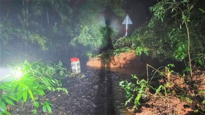 Đèo nối Đà Lạt với TP.HCM sạt lở trong đêm, cấm phương tiện 2 chiều- Ảnh 2.