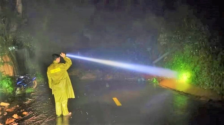 Đèo nối Đà Lạt với TP.HCM sạt lở trong đêm, cấm phương tiện 2 chiều- Ảnh 1.