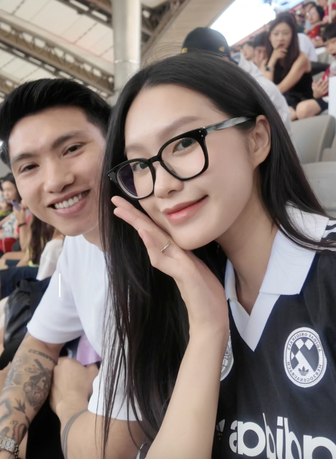 Đoàn Văn Hậu tái xuất, không ai hạnh phúc hơn Doãn Hải My, lần hiếm hoi tiểu thư 