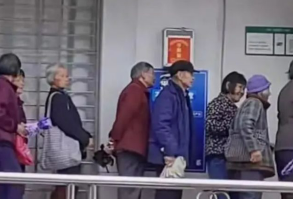 Mang sổ tiết kiệm 149 triệu đồng đi rút, người phụ nữ choáng váng khi nhân viên thông báo: “Chi nhánh ngân hàng nơi chị gửi tiền không tồn tại”- Ảnh 2.