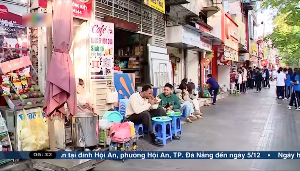 Khách Tây lên thời sự chỉ vì ngồi vỉa hè “đá” bát bánh đa cua- Ảnh 2.