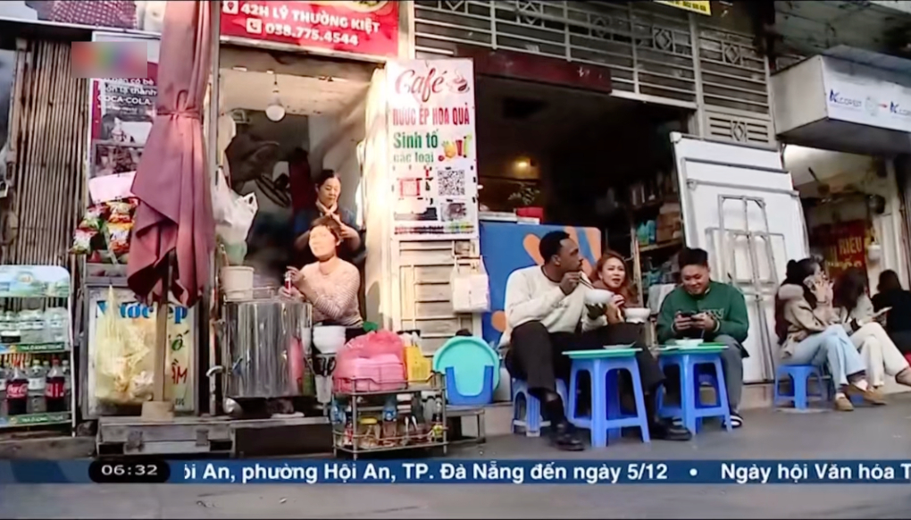 Khách Tây lên thời sự chỉ vì ngồi vỉa hè “đá” bát bánh đa cua- Ảnh 3.