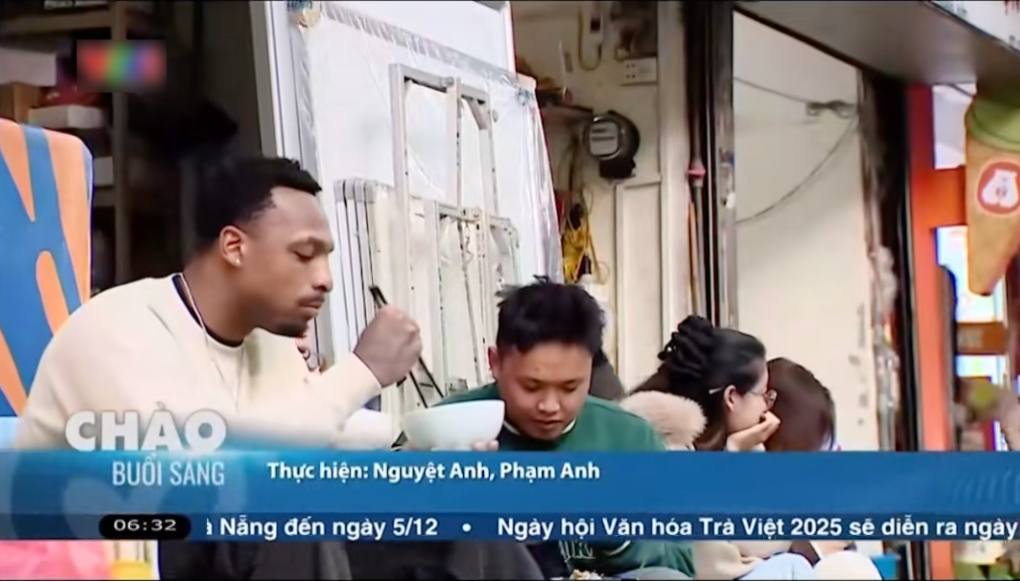 Khách Tây lên thời sự chỉ vì ngồi vỉa hè “đá” bát bánh đa cua- Ảnh 4.