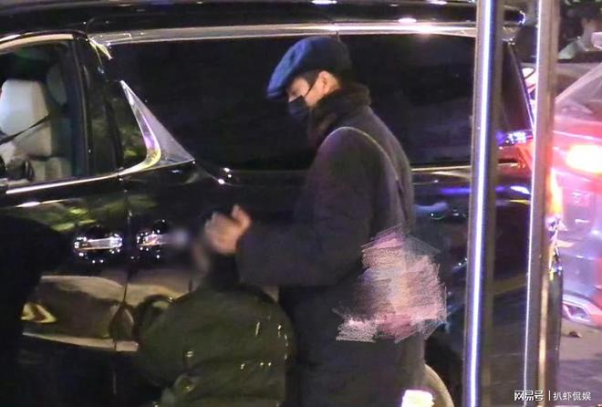 Hot nhất xứ Trung: Nam thần bí ẩn nhất showbiz Trần Khôn lộ diện cùng 2 quý tử song sinh nhỏ tuổi, mẹ tụi nhỏ là ai?- Ảnh 2.