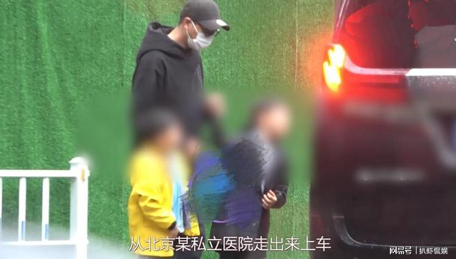 Hot nhất xứ Trung: Nam thần bí ẩn nhất showbiz Trần Khôn lộ diện cùng 2 quý tử song sinh nhỏ tuổi, mẹ tụi nhỏ là ai?- Ảnh 4.