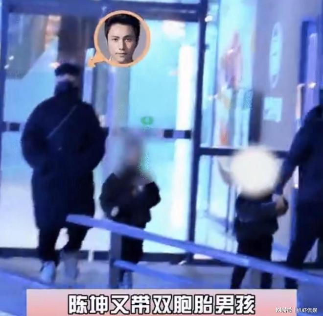 Hot nhất xứ Trung: Nam thần bí ẩn nhất showbiz Trần Khôn lộ diện cùng 2 quý tử song sinh nhỏ tuổi, mẹ tụi nhỏ là ai?- Ảnh 1.