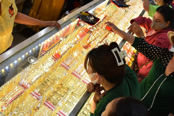 Cuối ngày 4-12, giá vàng miếng SJC, vàng nhẫn rớt mạnh- Ảnh 1.