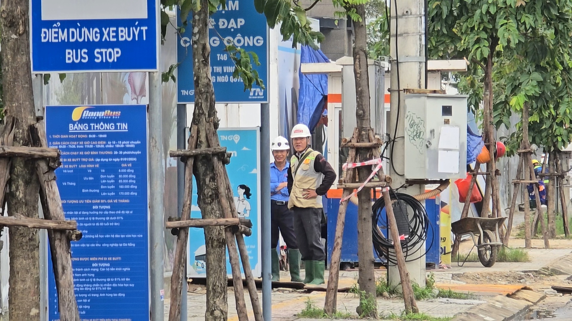 Vụ “hố tử thần” ở trung tâm Đà Nẵng: Tiếp tục phát hiện nhiều vết nứt trên mặt đường- Ảnh 6. Vụ “hố tử thần” ở trung tâm Đà Nẵng: Tiếp tục phát hiện nhiều vết nứt trên mặt đường- Ảnh 6.