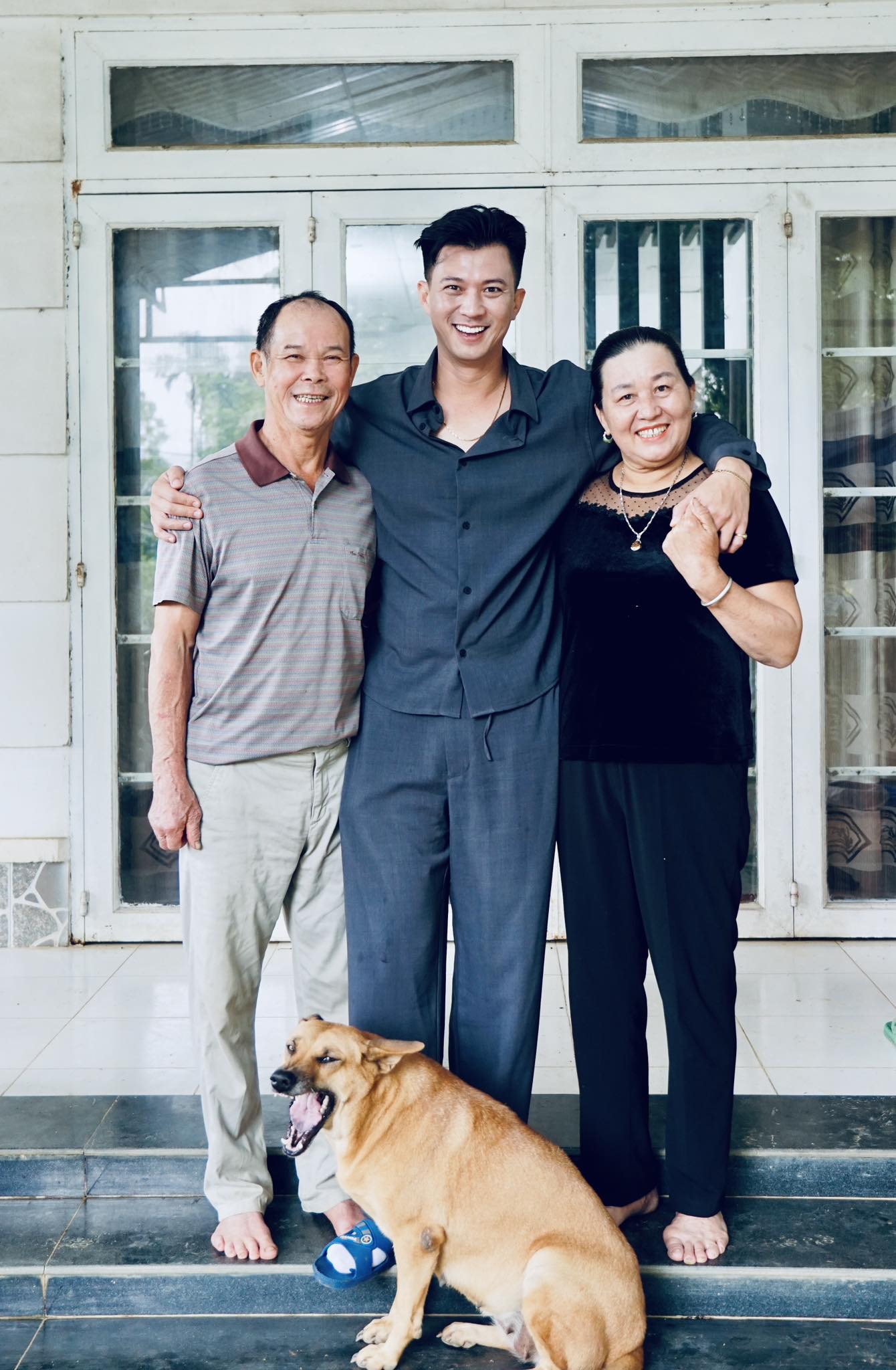 Nam siêu mẫu dân tộc Mường "đổi đời" thành ông chủ homestay, “tổng tài” vạn người mê tự tay đứng bếp, bưng bê phục vụ khách- Ảnh 2. Nam siêu mẫu dân tộc Mường "đổi đời" thành ông chủ homestay, “tổng tài” vạn người mê tự tay đứng bếp, bưng bê phục vụ khách- Ảnh 2.