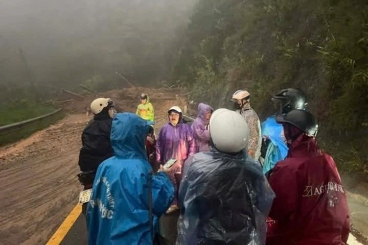 Hàng loạt đèo lên Đà Lạt tiếp tục sạt lở- Ảnh 1.