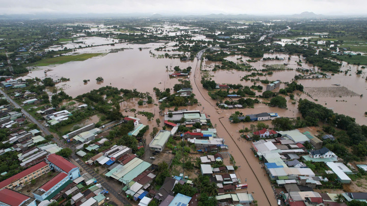 Lâm Đồng: Nước lũ "nhấn chìm" quốc lộ 1, nhiều khu dân cư ngập sâu- Ảnh 1.