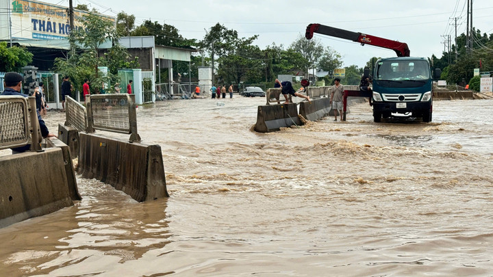 Lâm Đồng: Nước lũ "nhấn chìm" quốc lộ 1, nhiều khu dân cư ngập sâu- Ảnh 2.