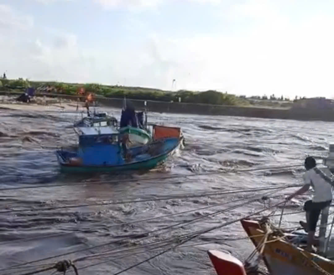 Nước lũ về nhanh, hàng chục ghe thuyền bị cuốn trôi, ngập hơn 1.000 căn nhà- Ảnh 1. Nước lũ về nhanh, hàng chục ghe thuyền bị cuốn trôi, ngập hơn 1.000 căn nhà- Ảnh 1.