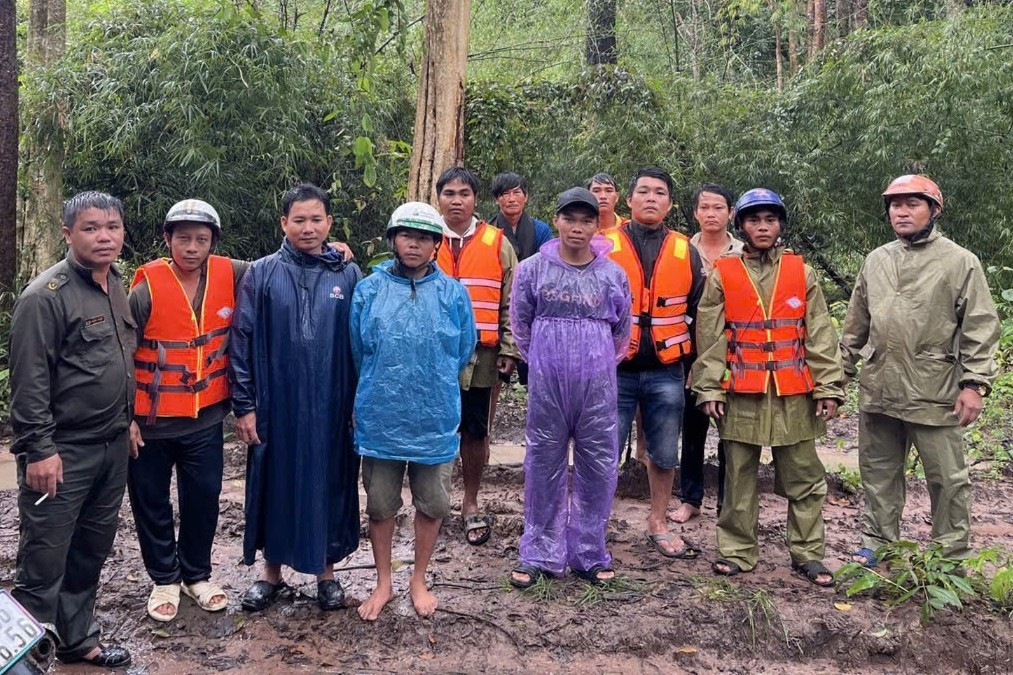 Giải cứu 6 cán bộ đo đạc bị cô lập giữa dòng lũ- Ảnh 1.