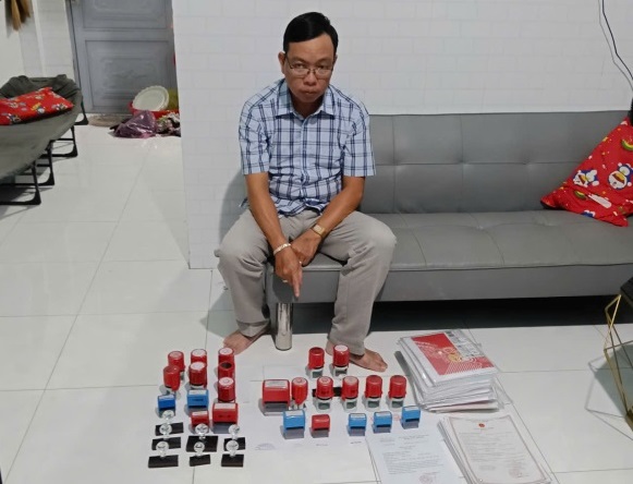 Khám xét khẩn cấp nơi làm việc của Nguyễn Phúc Bình, thu 33 con dấu- Ảnh 1. Khám xét khẩn cấp nơi làm việc của Nguyễn Phúc Bình, thu 33 con dấu- Ảnh 1.