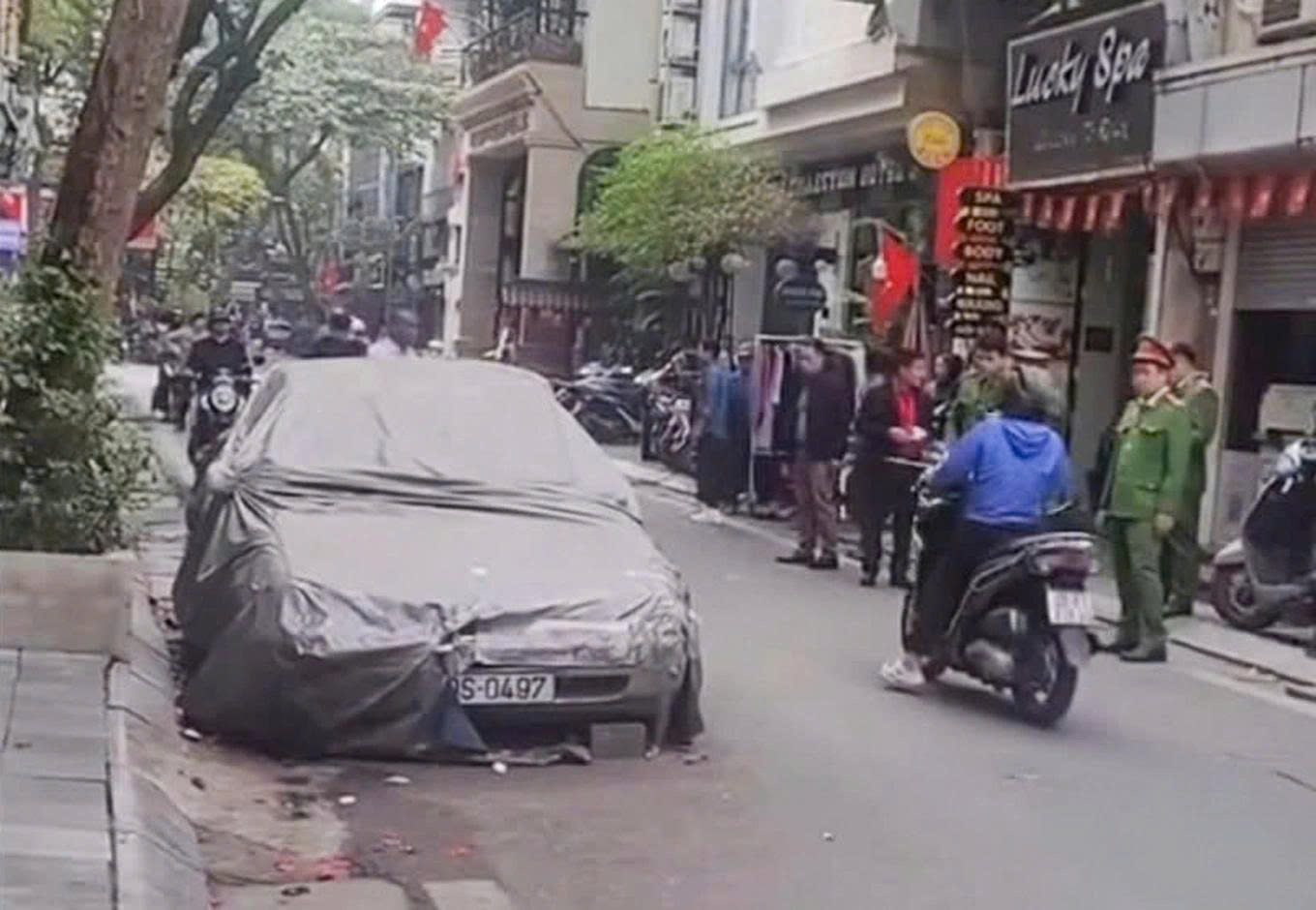 Cẩu, kéo ô tô phủ bạt "nằm lì" 4 năm trên phố Bát Sứ- Ảnh 1.