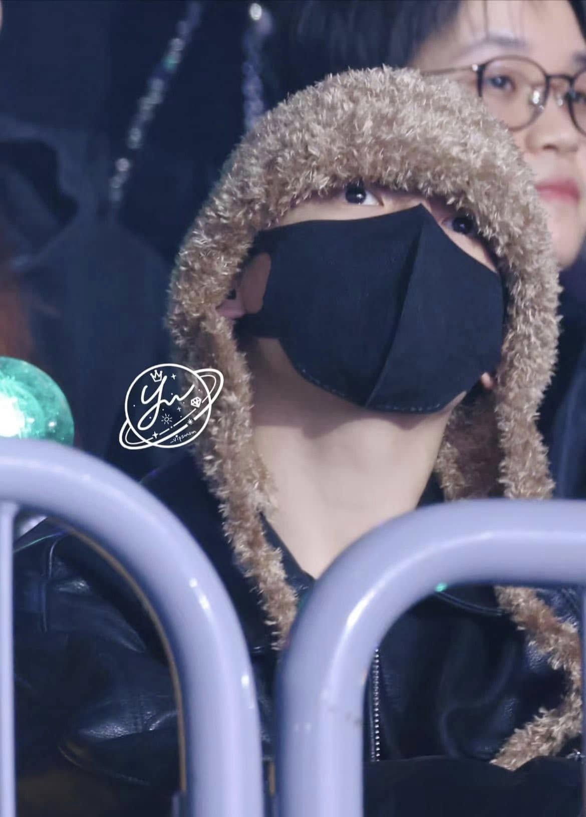 Cả Hàn Quốc phát điên vì cặp đôi này: Đỉnh lưu toàn cầu cưng bạn gái như công chúa, đang nhập ngũ cũng làm điều ngoại lệ cho nàng- Ảnh 1.