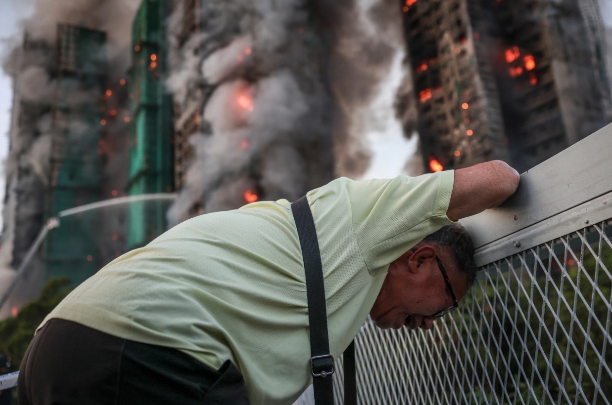 Bức ảnh người đàn ông gào thét vì vợ mắc kẹt trong đám cháy trở thành biểu tượng ám ảnh của vụ thảm họa 159 người chết- Ảnh 4.