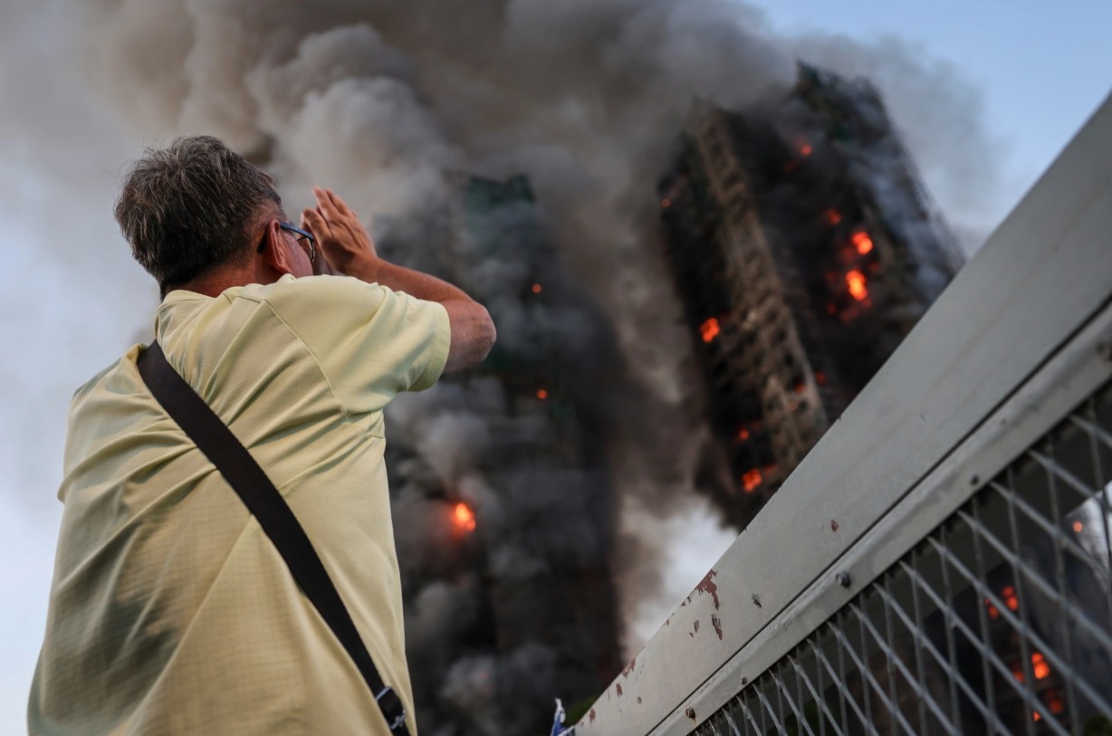 Bức ảnh người đàn ông gào thét vì vợ mắc kẹt trong đám cháy trở thành biểu tượng ám ảnh của vụ thảm họa 159 người chết- Ảnh 3.