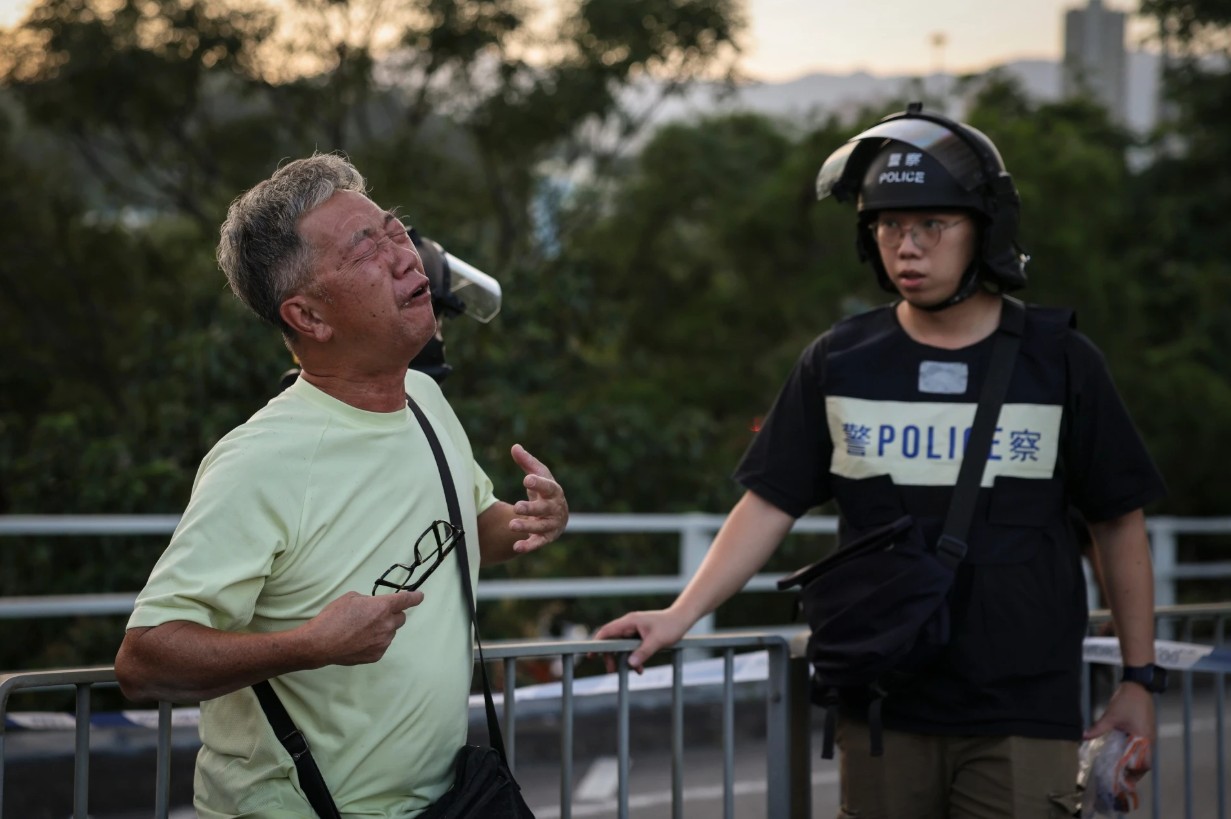 Bức ảnh người đàn ông gào thét vì vợ mắc kẹt trong đám cháy trở thành biểu tượng ám ảnh của vụ thảm họa 159 người chết- Ảnh 5.