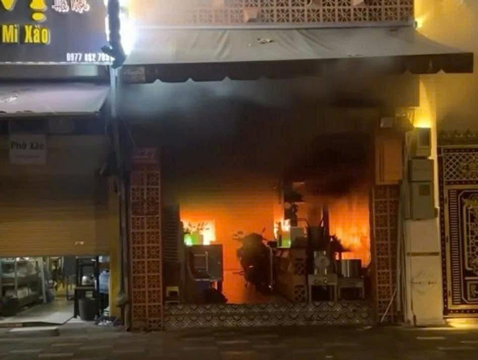 Cháy quán ăn ở TP.HCM lúc hơn 4h sáng, 4 người tử vong- Ảnh 1.