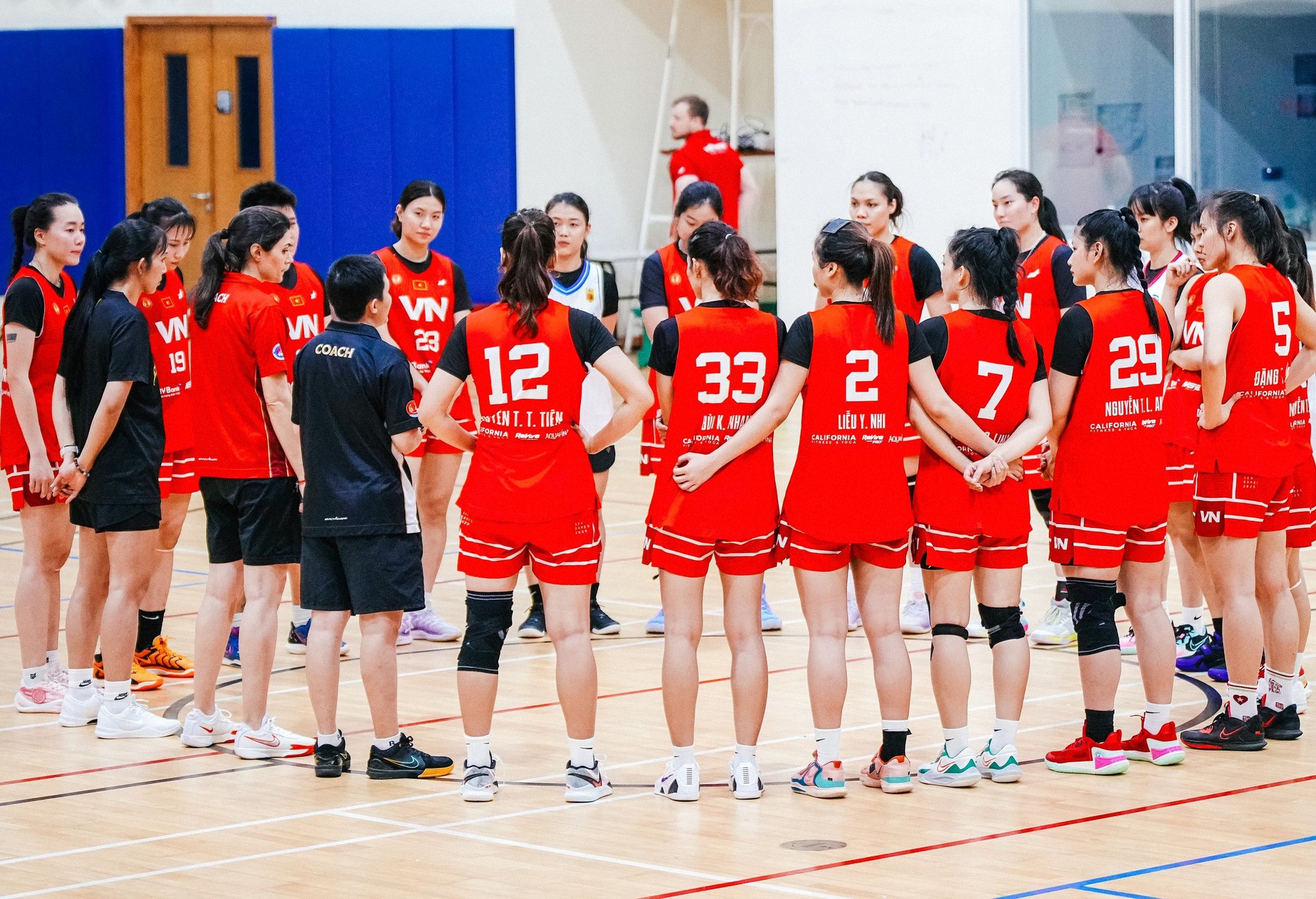 Chị em song sinh Thảo My, Thảo Vy khoe visual sáng bừng cùng tuyển bóng rổ Việt Nam chuẩn bị cho SEA Games 33- Ảnh 4.