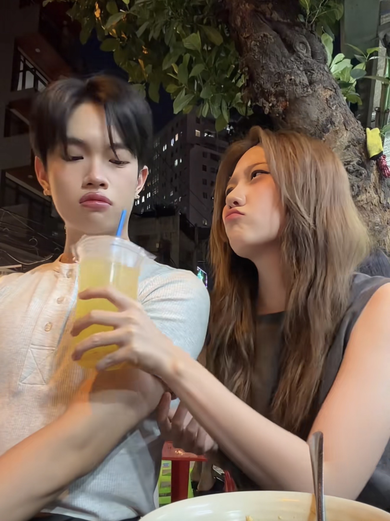 Em gái Trấn Thành hở bạo hơn cả Ngọc Trinh, bị bạn trai bỏ rơi ở sự kiện- Ảnh 3.