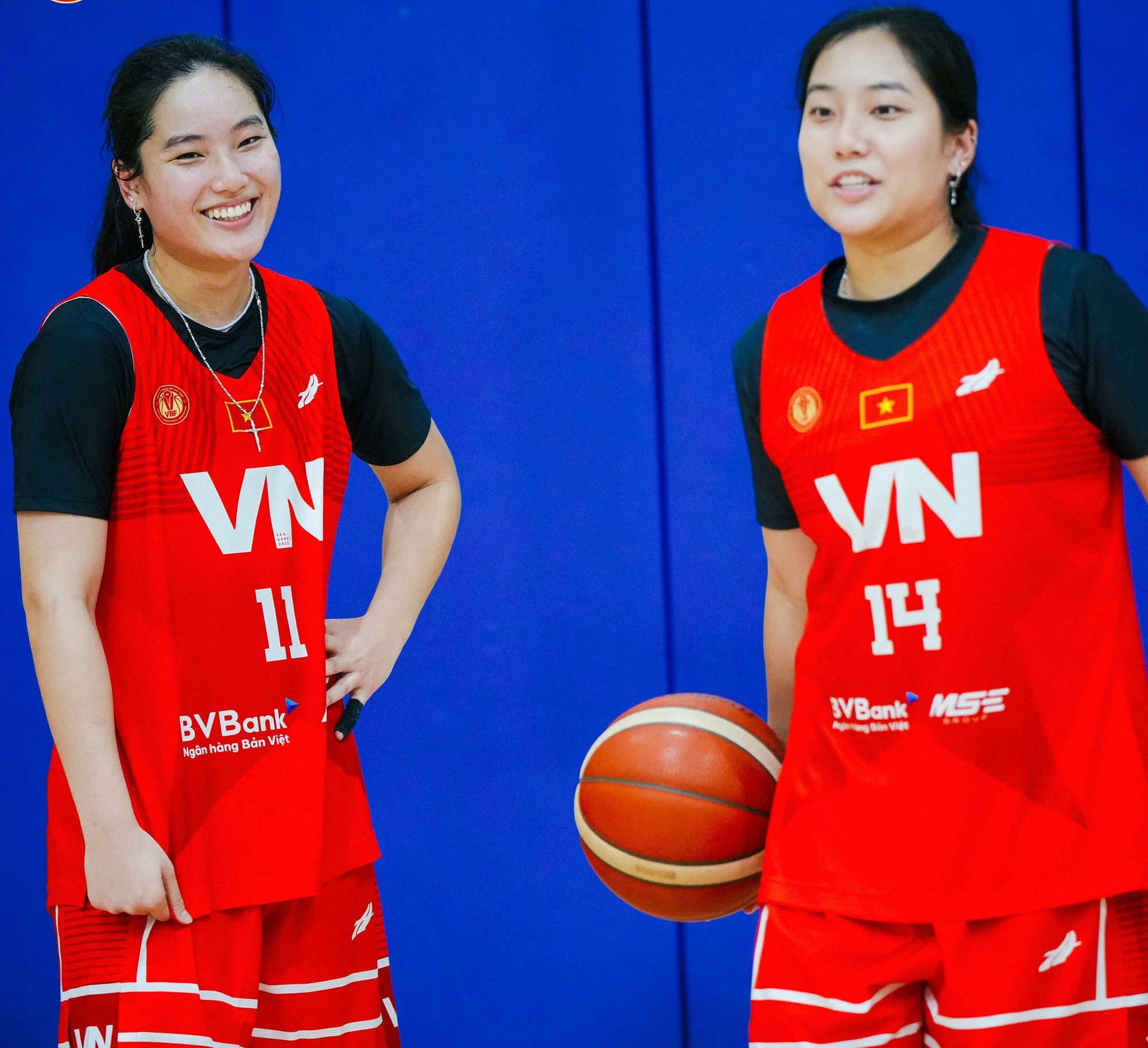 Chị em song sinh Thảo My, Thảo Vy khoe visual sáng bừng cùng tuyển bóng rổ Việt Nam chuẩn bị cho SEA Games 33- Ảnh 1.