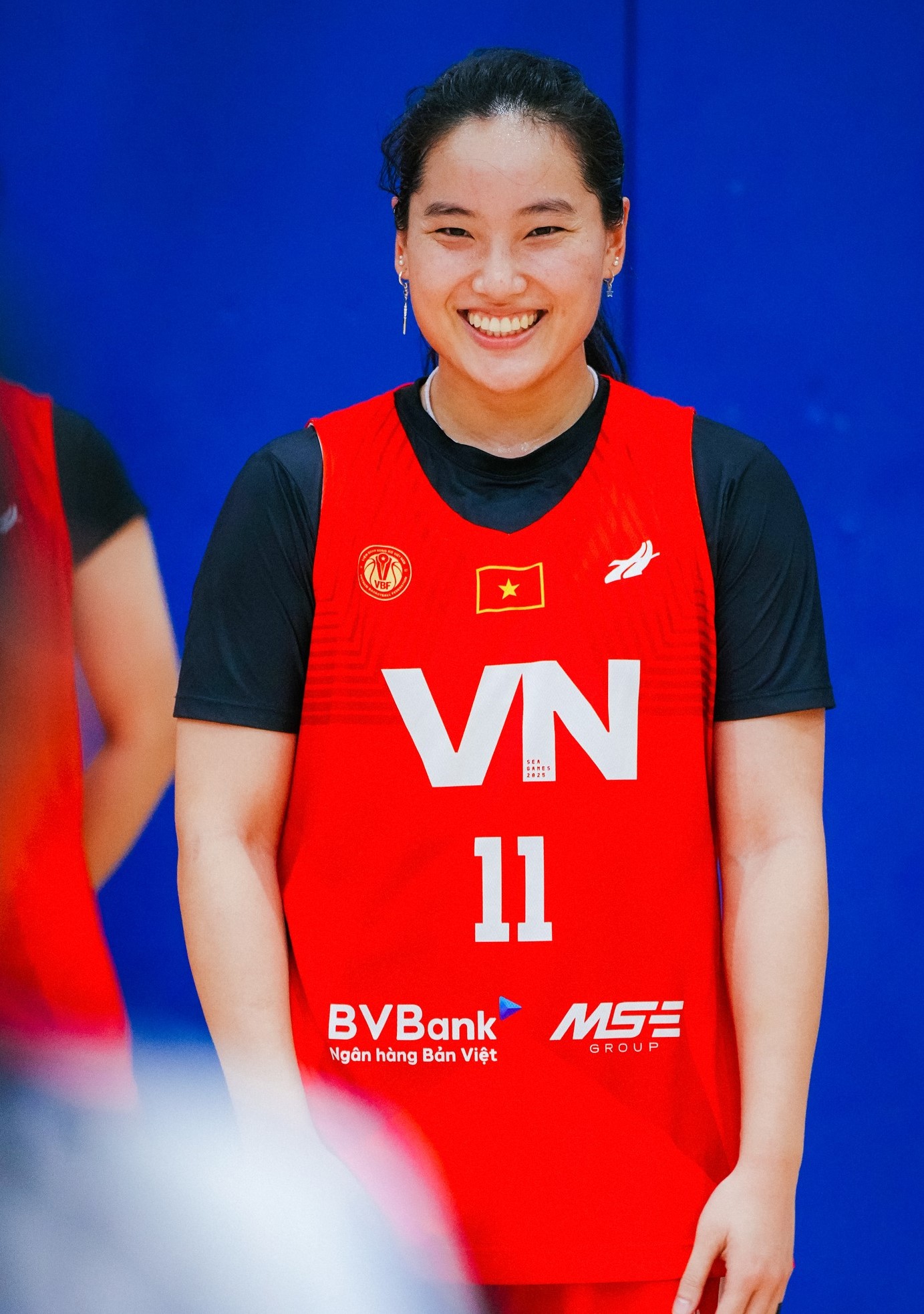 Chị em song sinh Thảo My, Thảo Vy khoe visual sáng bừng cùng tuyển bóng rổ Việt Nam chuẩn bị cho SEA Games 33- Ảnh 2.