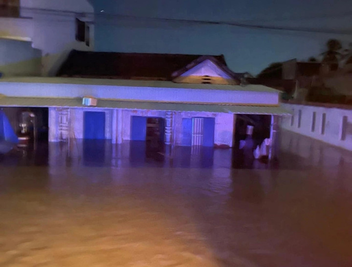 Nước lũ bắt đầu rút, nhiều nơi ở Lâm Đồng vẫn bị cô lập- Ảnh 1.