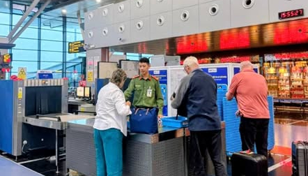 Nam hành khách chuyến bay Vietnam Airlines bỏ quên 110 triệu đồng tại sân bay- Ảnh 2.