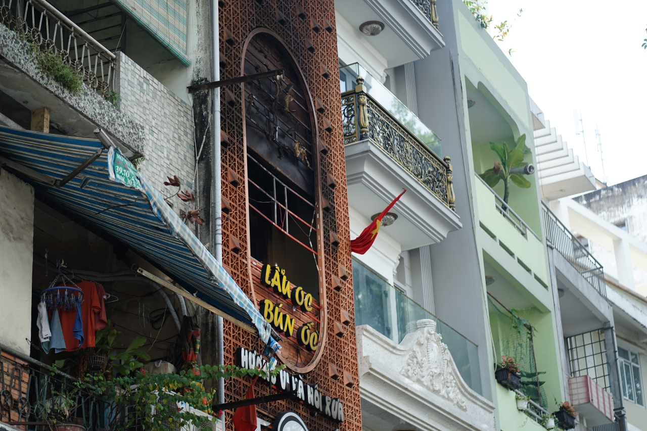 Hiện trường vụ cháy quán ăn ở TP.HCM khiến 4 người tử vong: Mặt tiền bị che kín, lối thoát hiểm gần như bị “khóa”- Ảnh 5.