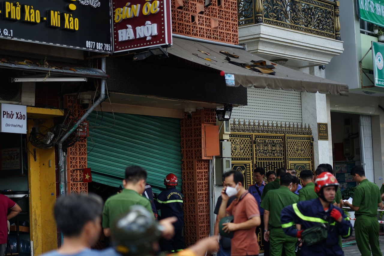 Hiện trường vụ cháy quán ăn ở TP.HCM khiến 4 người tử vong: Mặt tiền bị che kín, lối thoát hiểm gần như bị “khóa”- Ảnh 4.