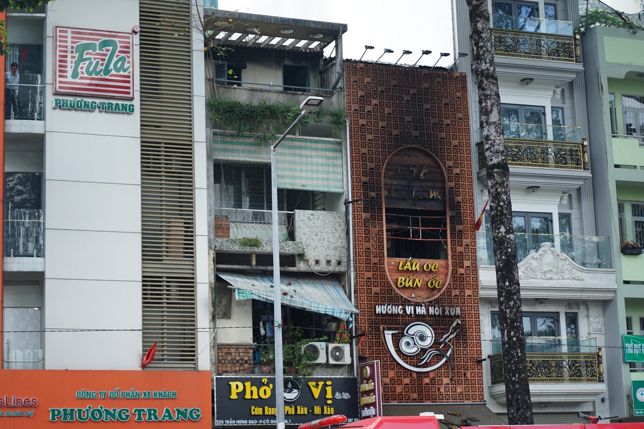Hiện trường vụ cháy quán ăn ở TP.HCM khiến 4 người tử vong: Mặt tiền bị che kín, lối thoát hiểm gần như bị “khóa”- Ảnh 3.