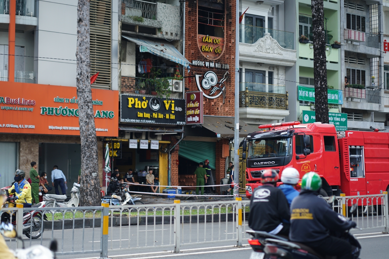 Hiện trường vụ cháy quán ăn ở TP.HCM khiến 4 người tử vong: Mặt tiền bị che kín, lối thoát hiểm gần như bị “khóa”- Ảnh 9.