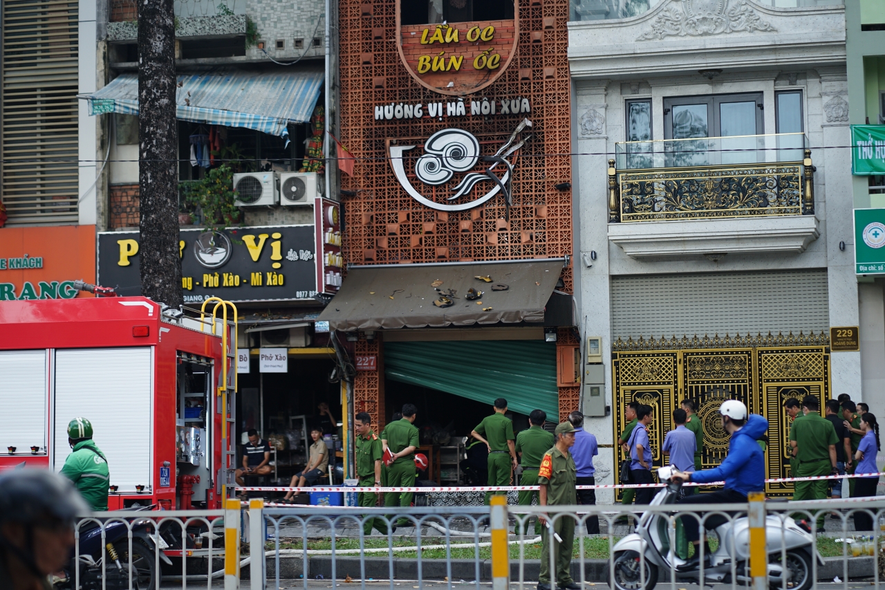 Hiện trường vụ cháy quán ăn ở TP.HCM khiến 4 người tử vong: Mặt tiền bị che kín, lối thoát hiểm gần như bị “khóa”- Ảnh 2.