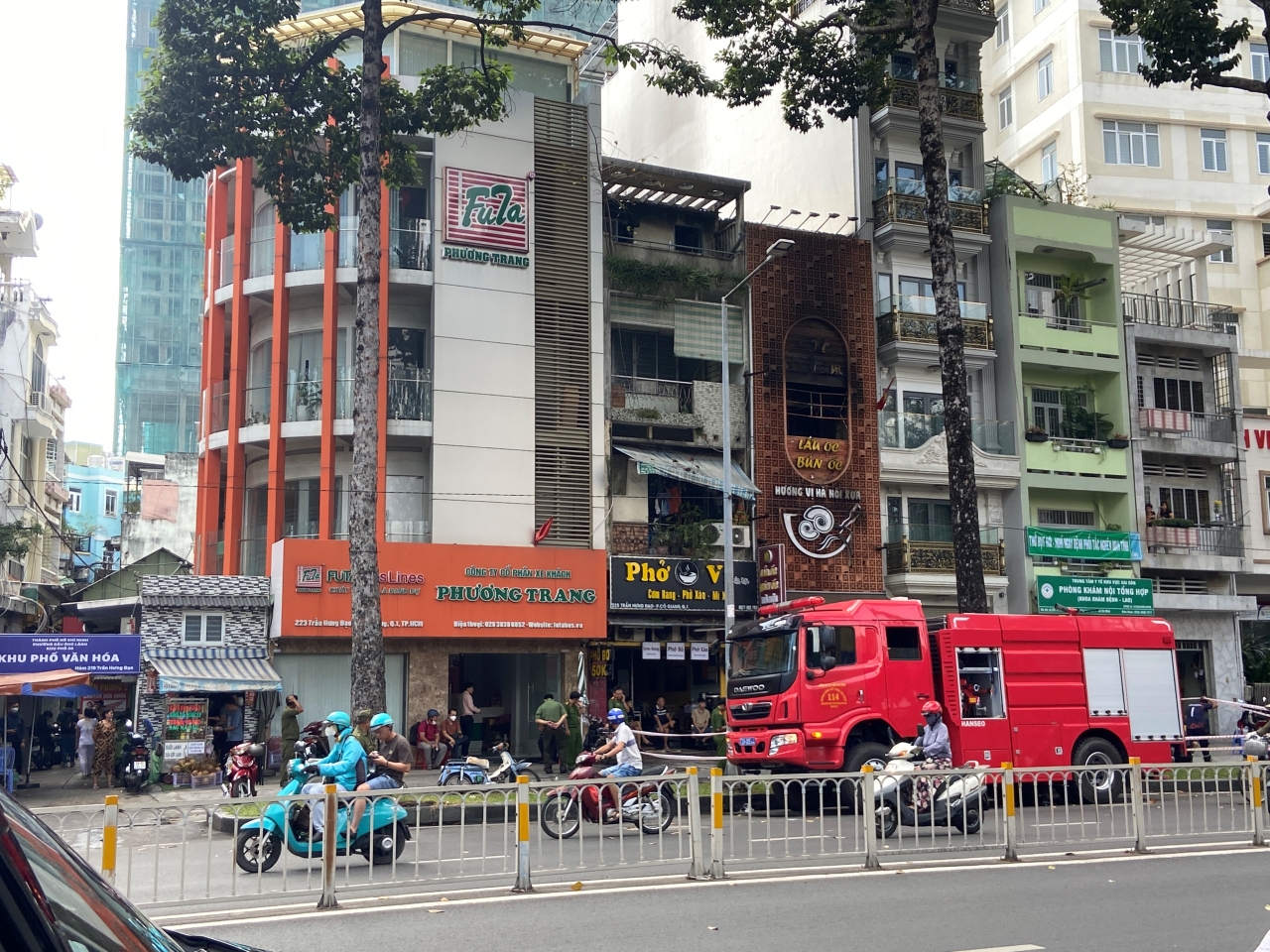Hiện trường vụ cháy quán ăn ở TP.HCM khiến 4 người tử vong: Mặt tiền bị che kín, lối thoát hiểm gần như bị “khóa”- Ảnh 1.