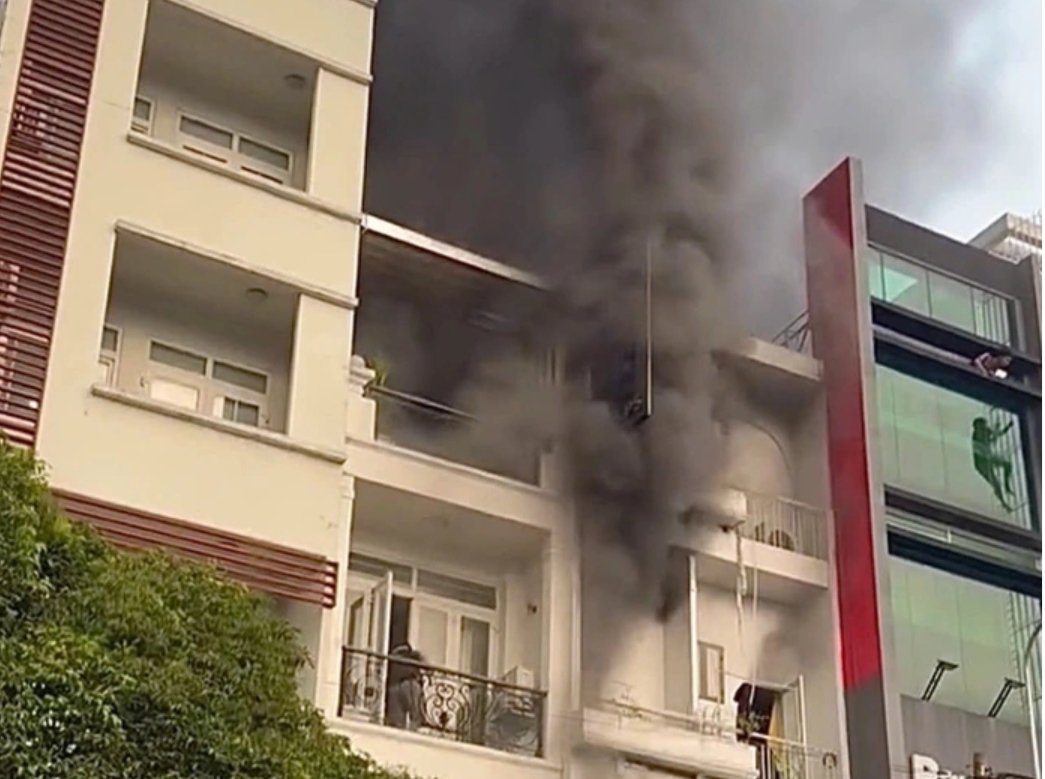 Công an TP.HCM điều tra dấu hiệu hình sự trong vụ cháy nhà trọ khiến 2 người chết- Ảnh 1.