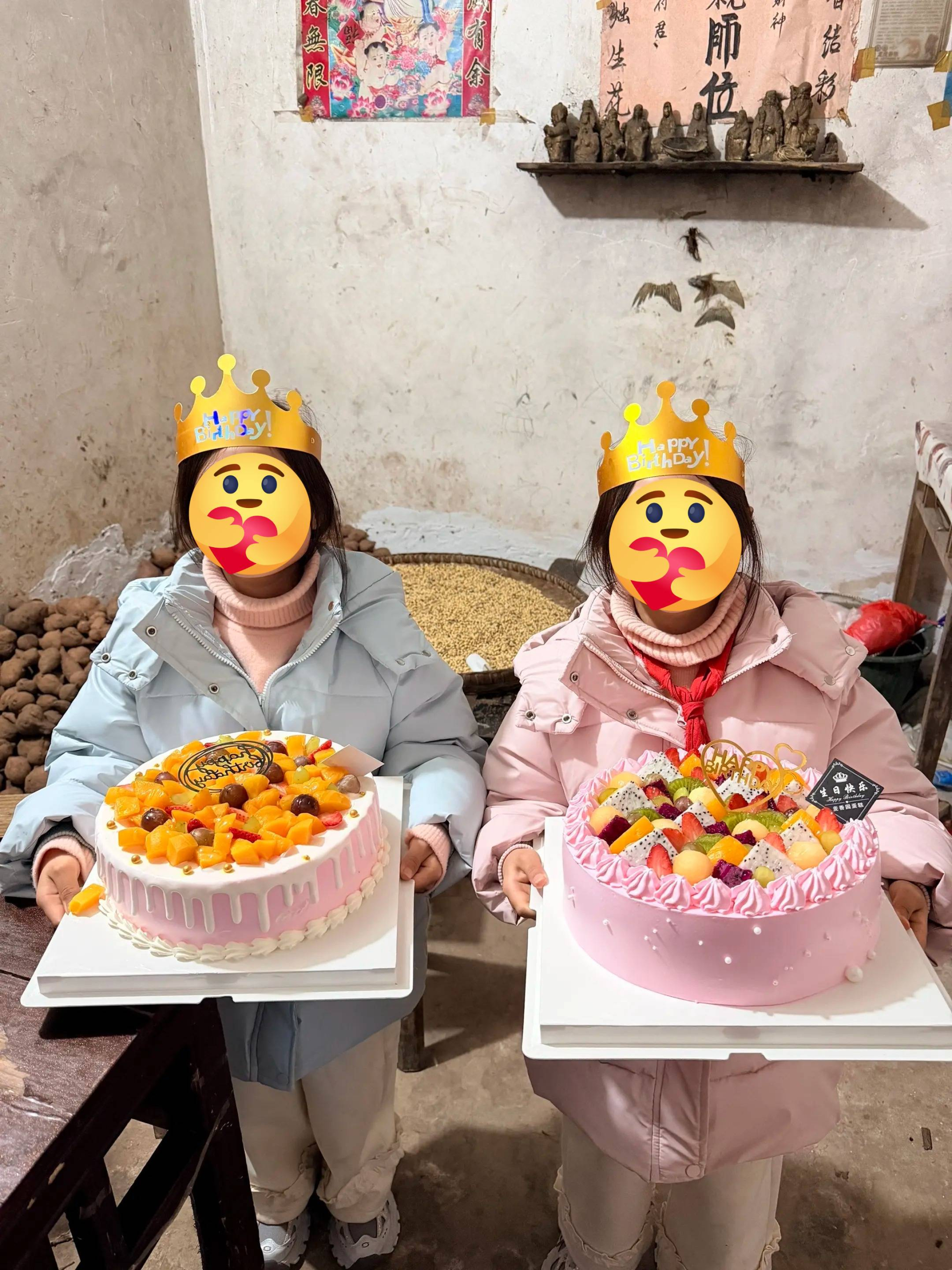 Chỉ là hai chiếc bánh sinh nhật, sao lại gây bão thế này?- Ảnh 1.