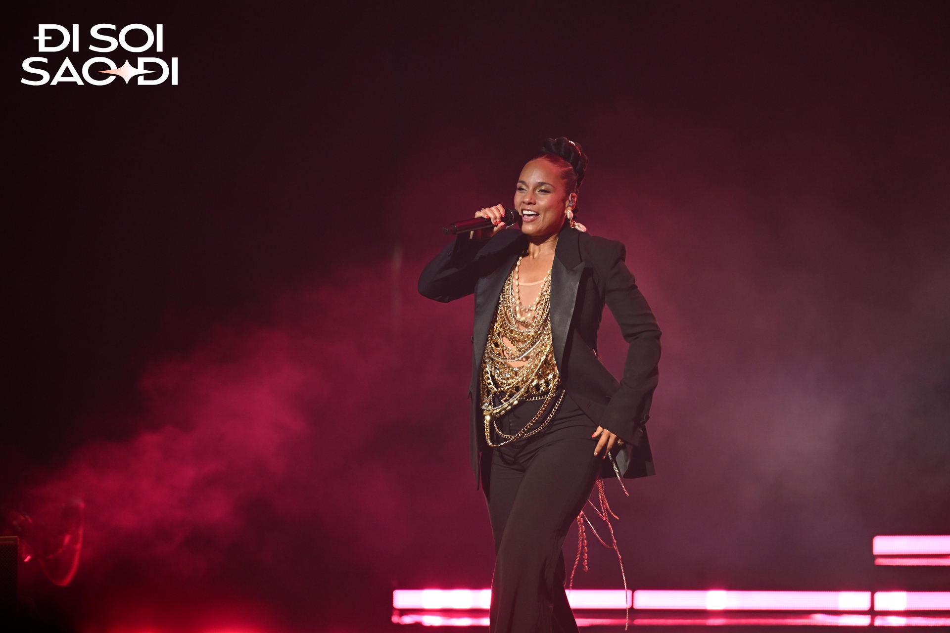 Alicia Keys đẹp xuất sắc khi trình diễn tại VinFuture 2025, cất giọng hát “mê hoặc” khiến cả hội trường lặng đi- Ảnh 1.