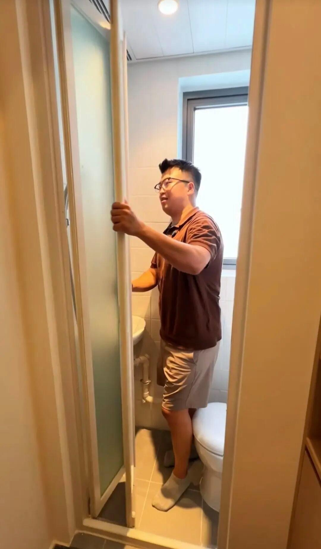 Căn hộ vỏn vẹn 3m² ở Hồng Kông có giá gần 2 tỷ, đi tắm phải ngồi lên bồn cầu- Ảnh 5.